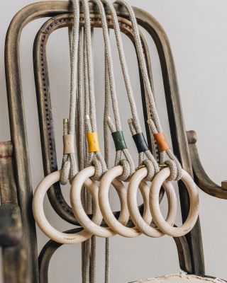 Ekologické vodítko Band & Roll ASH s dřevěnou kroužkovou rukojetí je ručně vyrobené v Německu z udržitelného konopného...