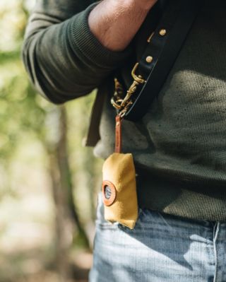 Každá procházka může být stylová i ohleduplná. 🌿 Pouzdro NOI na sáčky od BAND & ROLL je ručně vyráběné z voskovaného...